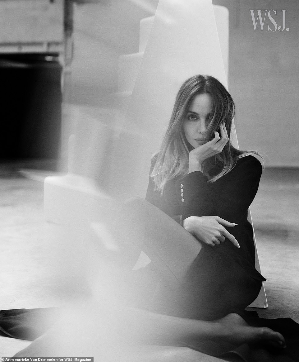 Angelina Jolie tiết lộ bị tổn thương nhiều sau ly hôn Brad Pitt. Ảnh: WSJ. Magazine.