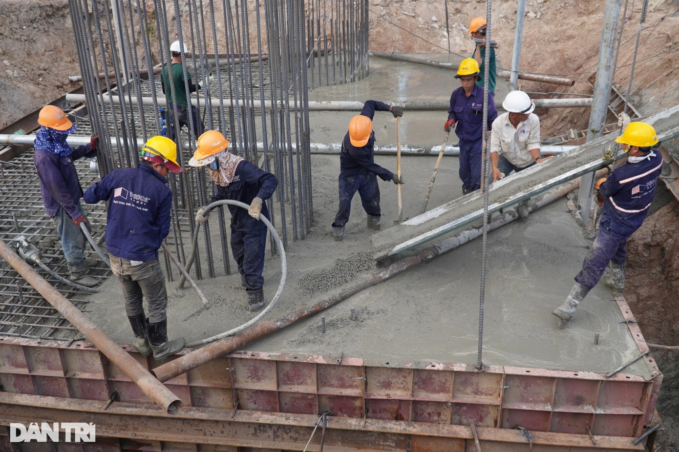 Về quá trình xây dựng Tuyến T1, ông Phan Văn Ý cho biết liên danh nhà thầu đang huy động hơn 800 nhân lực và máy móc, phương tiện triển khai 12 mũi thi công. Đối với tuyến T1 mặt bằng cơ bản đã bàn giao xong, việc thi công thuận lợi nên đơn vị đang đẩy nhanh tiến độ.