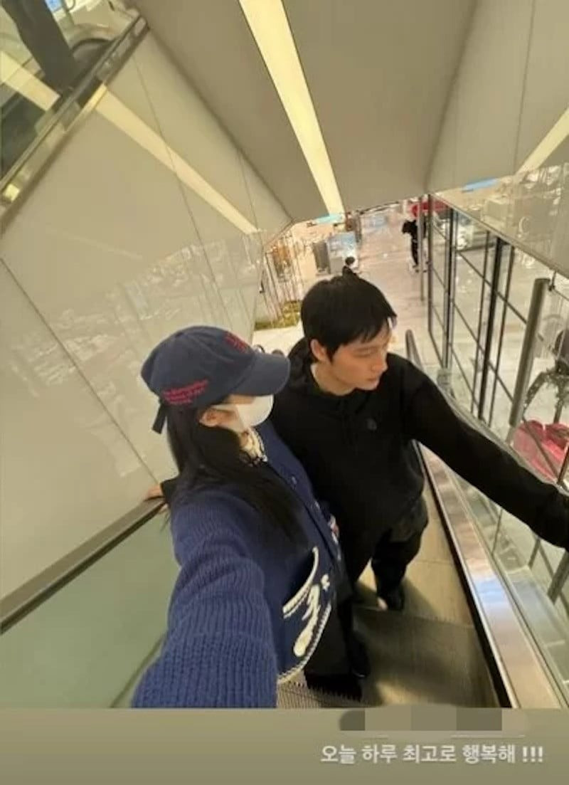 Jennie đi chơi cùng Lee Joo Hyung trong sinh nhật của anh. Ảnh chụp màn hình. Jennie đi chơi cùng Lee Joo Hyung trong sinh nhật của anh. Ảnh chụp màn hình.