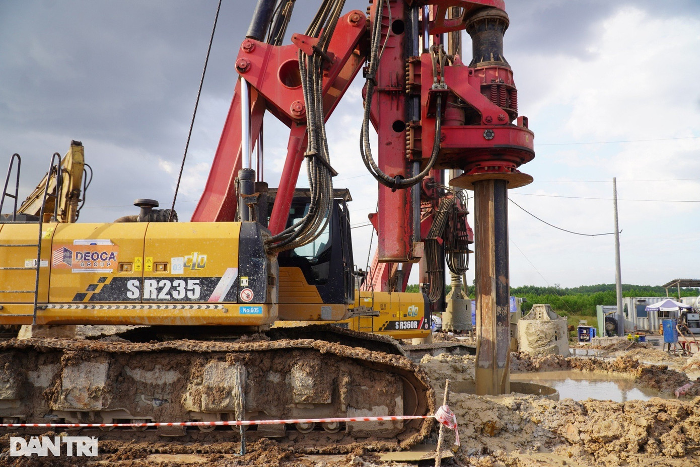 Máy móc hiện đại được đơn vị huy động tối đa nhằm rút ngắn tiến độ thi công. Đây là tuyến đường quan trọng bậc nhất, cửa ngõ sân bay quốc tế Long Thành nên được chủ đầu tư và đơn vị nhà thầu tập trung mọi nguồn lực để đảm bảo đúng tiến độ.