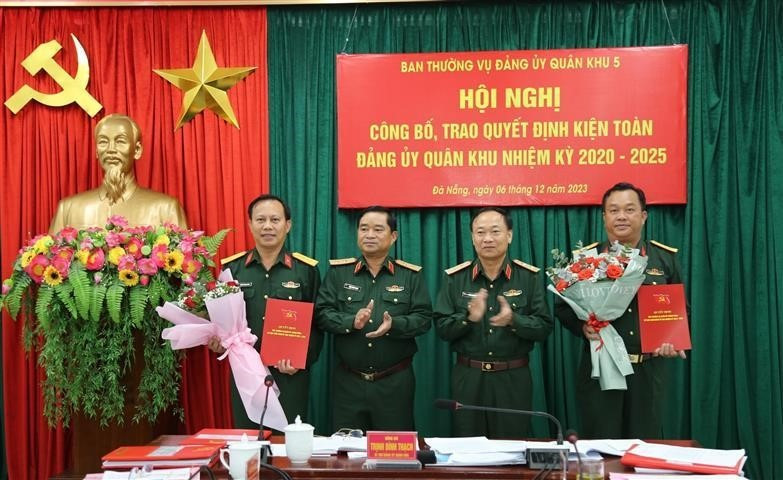 Trung tướng Trịnh Đình Thạch - Bí thư Đảng ủy Quân khu 5 và Trung tướng Thái Đại Ngọc - Ủy viên Trung ương Đảng, Ủy viên Quân ủy Trung ương, Phó Bí thư Đảng ủy - trao quyết định, chúc mừng Đại tá Trần Thanh Hải và Đại tá Trương Quang Sinh. Ảnh: Chinhphu.vn.