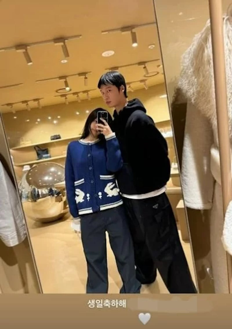 Jennie đi chơi cùng Lee Joo Hyung trong sinh nhật của anh. Ảnh chụp màn hình. Jennie đi chơi cùng Lee Joo Hyung trong sinh nhật của anh. Ảnh chụp màn hình.