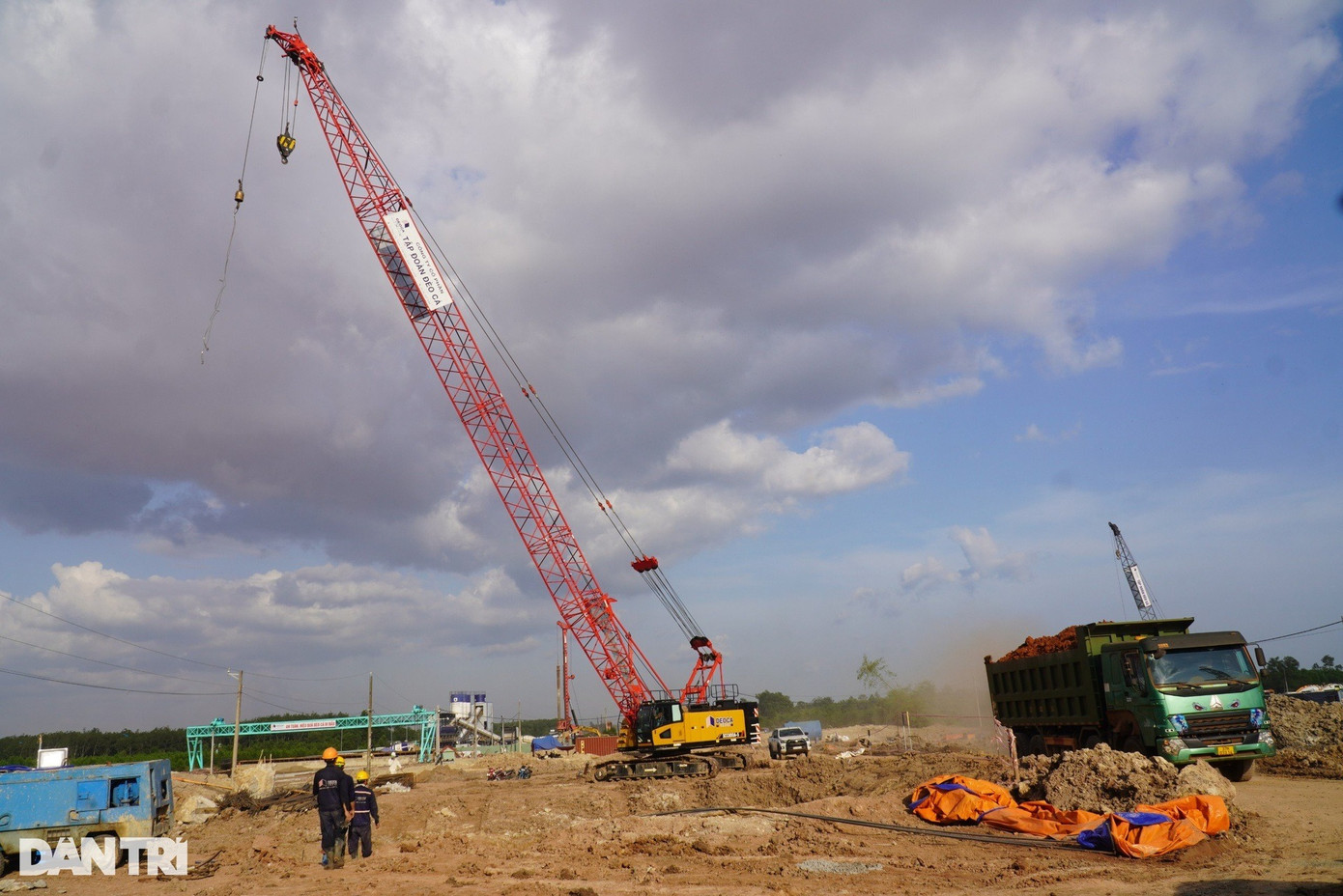 Việc sớm hoàn thành tuyến đường công vụ giúp cho nhà thầu có thời gian tập trung thi công nền đường chính của Tuyến T1. Tuyến đường công vụ hoàn thành giúp cho việc vận chuyển máy móc, vật tư thi công dự án thuận lợi hơn.