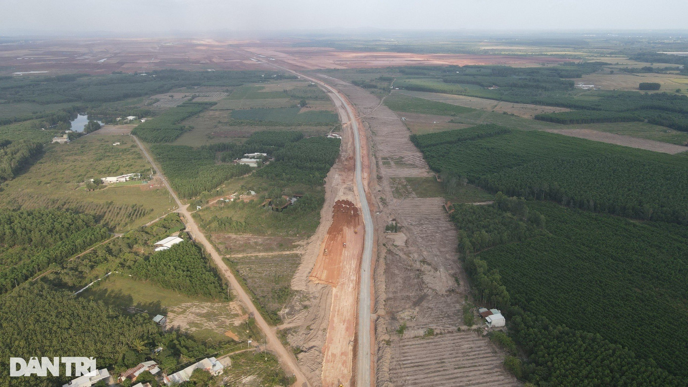 Sau hơn 4 tháng thi công, tuyến đường công vụ kết nối từ quốc lộ 51 vào công trường thi công dự án Cảng hàng không quốc tế (sân bay) Long Thành đã hoàn thành, phục vụ việc vận chuyển máy móc, vật tư xây dựng từ quốc lộ 51 vào khu vực công trường Nhà ga sân bay Long Thành.