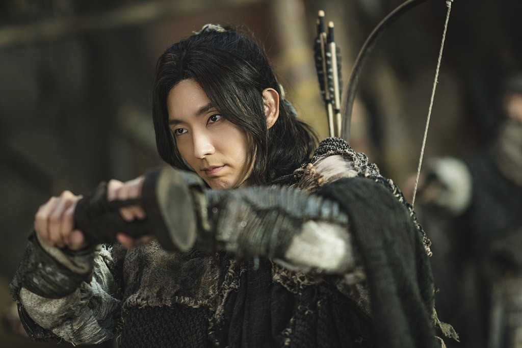 2. Arthdal Chronicles: The Sword of Aramun (Niên Sử Ký Arthdal: Thanh Gươm Của Aramun): Phim lên sóng ngày 9/9, với sự góp mặt của dàn sao hạng A Jang Dong Gun, Kim Ok Vin, Lee Joon Gi và Shin Se Kyung. Tác phẩm truyền hình là phần 2 của Arthdal Chronicles do Song Joong Ki đóng chính 4 năm trước. Phim kể về vùng đất thần thoại tên là Arth, các cư dân của Vương quốc cổ đại Arthdal với những câu chuyện truyền thuyết về Tagon (Jang Dong Gun), Eunseom (Lee Joon Gi), Tanya (Shin Se Kyung) và Taealha (Kim Ok Vin). 2. Arthdal Chronicles: The Sword of Aramun (Niên Sử Ký Arthdal: Thanh Gươm Của Aramun): Phim lên sóng ngày 9/9, với sự góp mặt của dàn sao hạng A Jang Dong Gun, Kim Ok Vin, Lee Joon Gi và Shin Se Kyung. Tác phẩm truyền hình là phần 2 của Arthdal Chronicles do Song Joong Ki đóng chính 4 năm trước. Phim kể về vùng đất thần thoại tên là Arth, các cư dân của Vương quốc cổ đại Arthdal với những câu chuyện truyền thuyết về Tagon (Jang Dong Gun), Eunseom (Lee Joon Gi), Tanya (Shin Se Kyung) và Taealha (Kim Ok Vin).