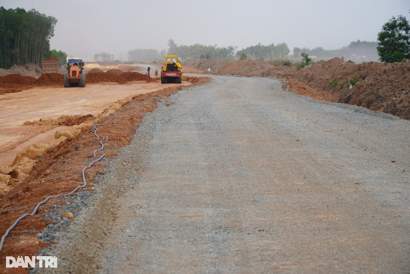 Ngoài tuyến đường công vụ được trải đá mi, đưa vào sử dụng phục vụ xe vận chuyển máy móc, vật tư theo quốc lộ 51 vào công trường xây dựng Nhà ga hành khách sân bay Long Thành thì mặt đường Tuyến T1 bên cạnh vẫn tiếp tục thi công.