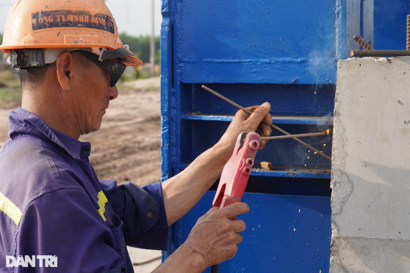 Trên công trường, công nhân, kỹ sư vẫn hối hả thi công các hạng mục. Hiện nhà thầu vẫn triển khai thi công trên công trường cường độ &quot;3 ca, 4 kíp&quot; nhằm đẩy nhanh tiến độ Tuyến T1 trong khi Tuyến T2 vẫn đang chờ đợi phía địa phương bàn giao mặt bằng. Việc thi công được duy trì liên tục, các công nhân làm việc không nghỉ cuối tuần để đẩy nhanh tiến độ.