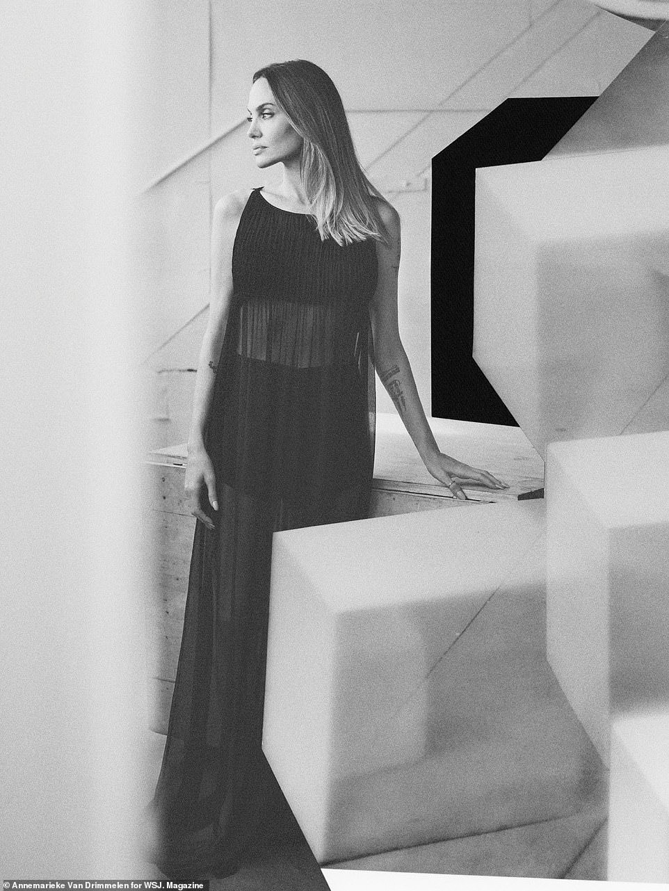 Angelina muốn rời khỏi Hollywood sau khi kết thúc cuộc chiến ly hôn dai dẳng. Ảnh: WSJ. Magazine.