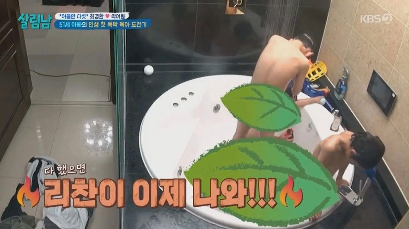 Cảnh những bé trai tắm khiến chương trình bị chỉ trích dữ dội. Cảnh những bé trai tắm khiến chương trình bị chỉ trích dữ dội.