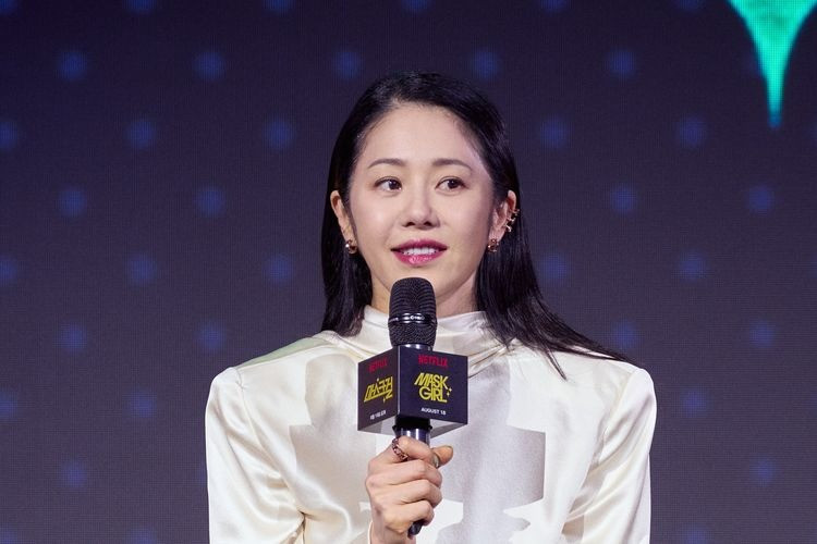 Go Hyun Jung trong họp báo Mask Girl. Cô nhận được nhiều lời khen với nhan sắc không tuổi.