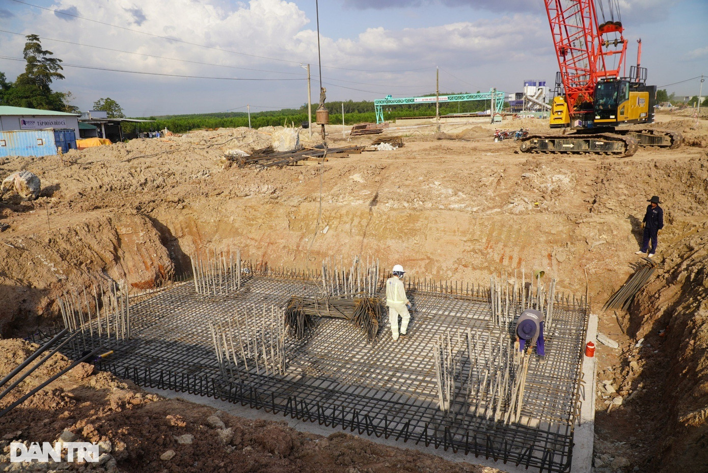 Ông Phan Văn Ý, Phó Giám đốc Ban điều hành Dự án 2 tuyến đường kết nối sân bay Long Thành (Tuyến T1 và T2), cho biết tuyến đường công vụ sau khi Tuyến T1 hoàn thành sẽ được làm dải phân cách và trồng hoa. Hiện đơn vị thi công tập trung nhân lực, máy móc làm các hạng mục chính của Tuyến T1.