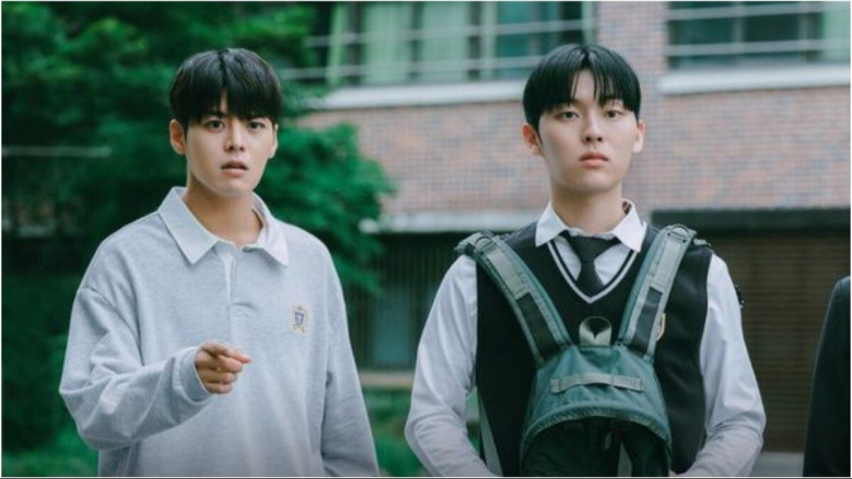 6. Twinkling Watermelon (Dưa hấu lấp lánh): Mặc dù dàn diễn viên không quá nổi tiếng, phim được đánh giá là tác phẩm thanh xuân vườn trường hot nhất nửa cuối năm 2023 sau khi lên sóng ngày 25/9. Phim kể về Ha Eun Gyeol (Ryeon Un) - đứa trẻ duy nhất có thể giao tiếp trong gia đình khiếm thính. Sau khi cãi nhau với bố, Eun Gyeol vô tình xuyên không về năm 1995. Tại đây, cậu đã gặp được bố Ha Yi Chan (Choi Hyun Wook) và mẹ Yoon Cheong Ah (Shin Eun Soo) năm 18 tuổi. Ha Eun Gyeol quyết tâm bảo vệ bố mẹ và tác hợp họ với nhau. 6. Twinkling Watermelon (Dưa hấu lấp lánh): Mặc dù dàn diễn viên không quá nổi tiếng, phim được đánh giá là tác phẩm thanh xuân vườn trường hot nhất nửa cuối năm 2023 sau khi lên sóng ngày 25/9. Phim kể về Ha Eun Gyeol (Ryeon Un) - đứa trẻ duy nhất có thể giao tiếp trong gia đình khiếm thính. Sau khi cãi nhau với bố, Eun Gyeol vô tình xuyên không về năm 1995. Tại đây, cậu đã gặp được bố Ha Yi Chan (Choi Hyun Wook) và mẹ Yoon Cheong Ah (Shin Eun Soo) năm 18 tuổi. Ha Eun Gyeol quyết tâm bảo vệ bố mẹ và tác hợp họ với nhau.