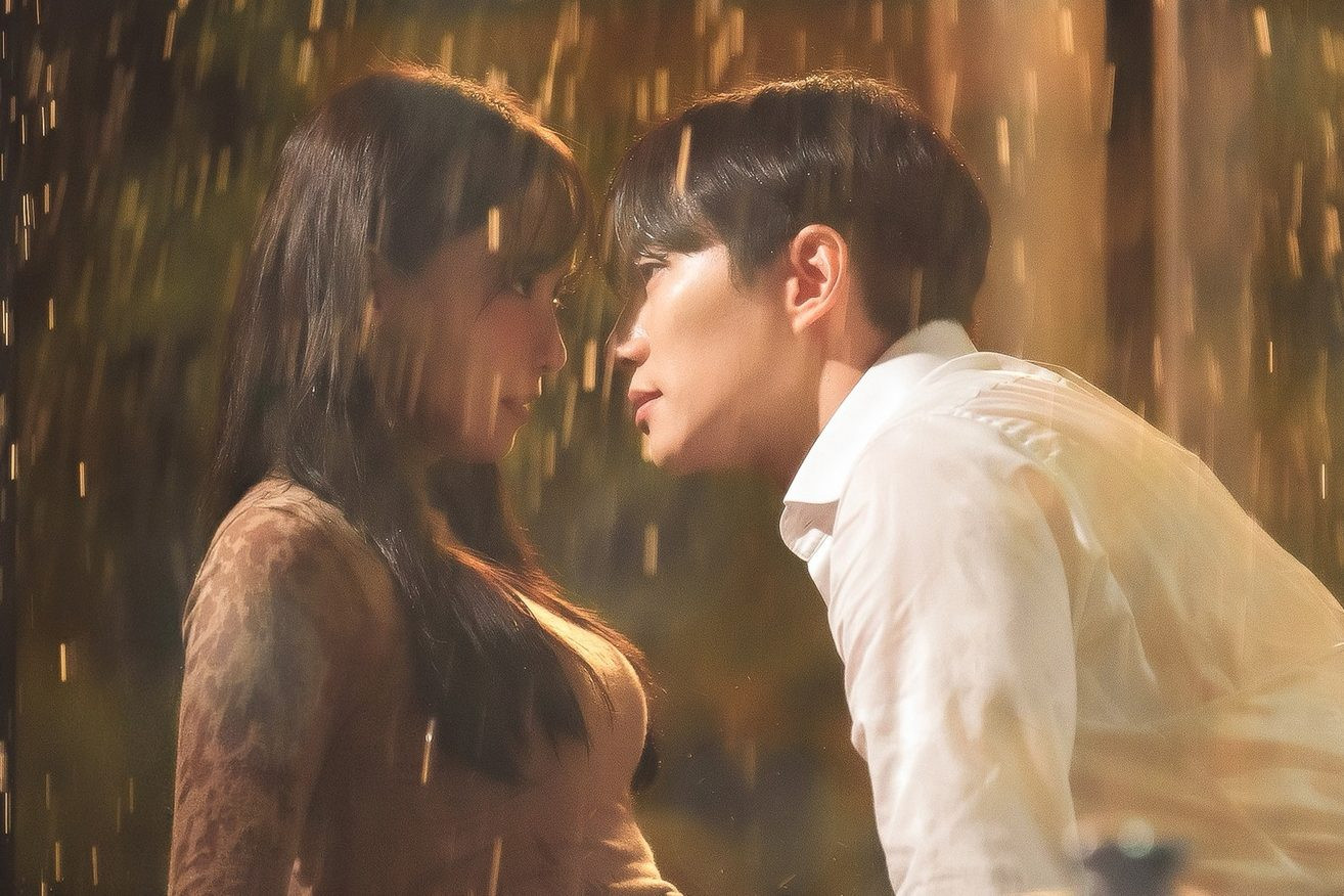 9. King the Land(Khách sạn vương giả): Từng bị những người trong ngành xếp vào danh sách phim truyền hình dở nhất năm 2023 vì đi theo lối mòn nội dung khi kể về chuyện tình của cô gái nhà nghèo và người thừa kế tập đoàn tài phiệt. Tuy nhiên, phản ứng hóa học bùng nổ giữa cặp đôi chính Junho (2PM) và YoonA (SNSD) khiến khán giả phát cuồng với phim. King the Land lên sóng ngày 17/6. 9. King the Land(Khách sạn vương giả): Từng bị những người trong ngành xếp vào danh sách phim truyền hình dở nhất năm 2023 vì đi theo lối mòn nội dung khi kể về chuyện tình của cô gái nhà nghèo và người thừa kế tập đoàn tài phiệt. Tuy nhiên, phản ứng hóa học bùng nổ giữa cặp đôi chính Junho (2PM) và YoonA (SNSD) khiến khán giả phát cuồng với phim. King the Land lên sóng ngày 17/6.