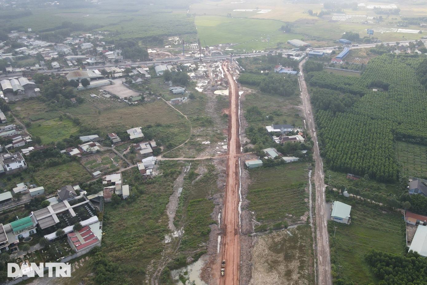 Tuyến T1 có điểm đầu kết nối với quốc lộ 51, đóng vai trò quan trọng, được xem là cửa ngõ vào Nhà ga sân bay Long Thành khi hoàn thành. Tuyến đường cũng sẽ kết nối với cao tốc Biên Hòa - Vũng Tàu.