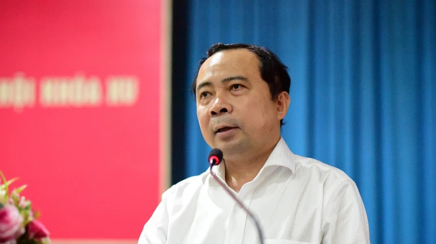 Giám đốc ĐH Quốc gia TP.HCM Vũ Hải Quân ghi nhận ý kiến của cử tri. Ảnh: THANH THUỲ.