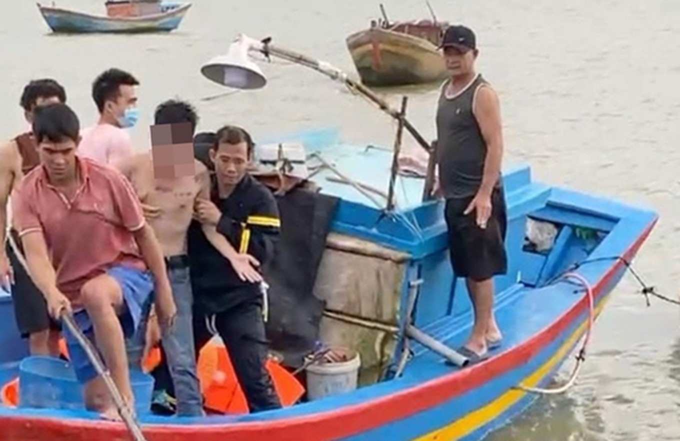 Lực lượng chức năng đưa thanh niên nhảy cầu tự tử lên bờ an toàn. Ảnh: Cảnh sát PCCC&CNCH Bình Định. Lực lượng chức năng đưa thanh niên nhảy cầu tự tử lên bờ an toàn. Ảnh: Cảnh sát PCCC&CNCH Bình Định.