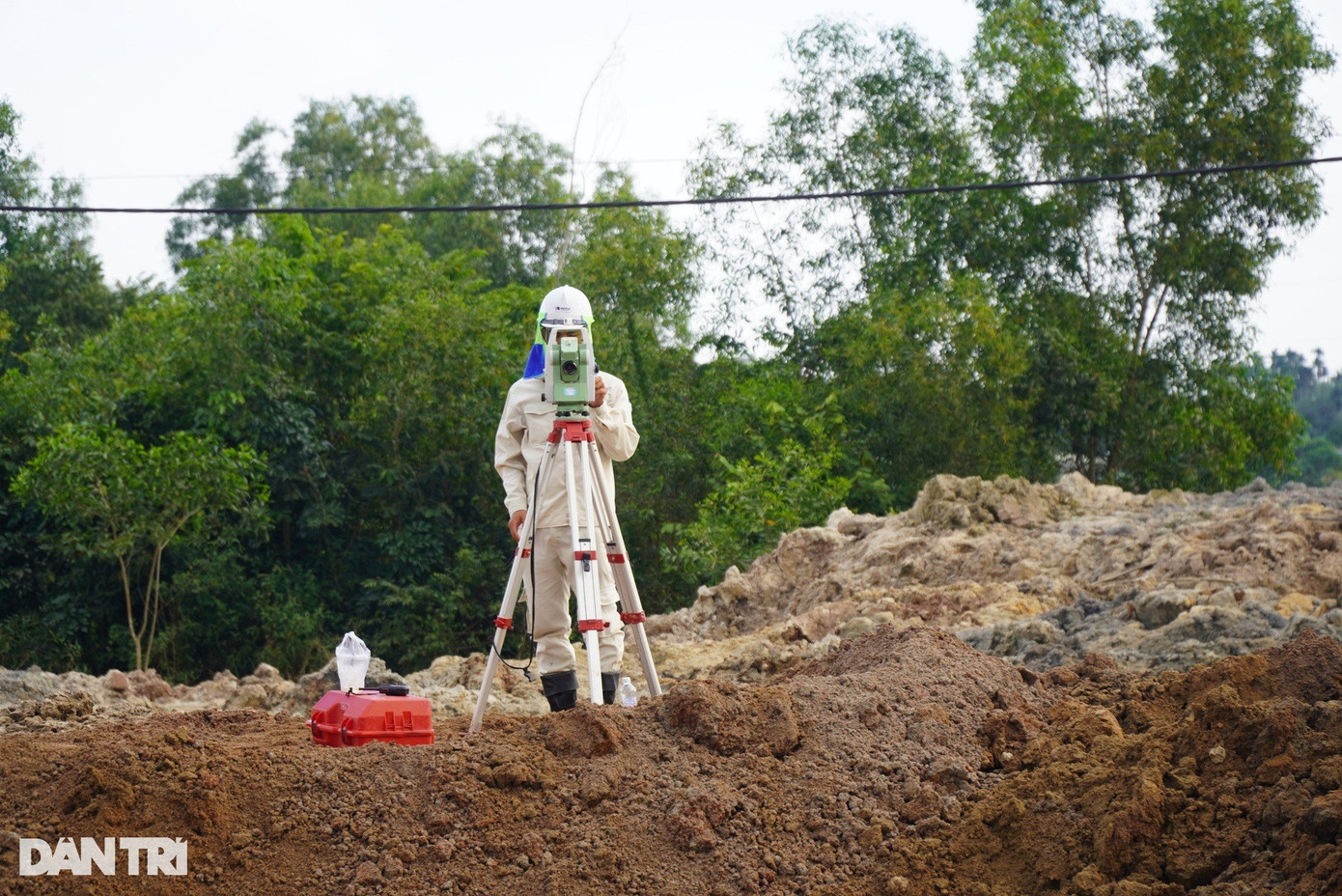 Trên công trường, công nhân, kỹ sư, giám sát... miệt mài làm việc. Anh Lê Viết Khải (công nhân), cho biết đã làm việc tại công trường gần 4 tháng. Thời gian qua thời tiết ở đây thường mưa nhiều nhưng anh em vẫn cố gắng hoàn thành công việc, đảm bảo đúng tiến độ cho công trình.
