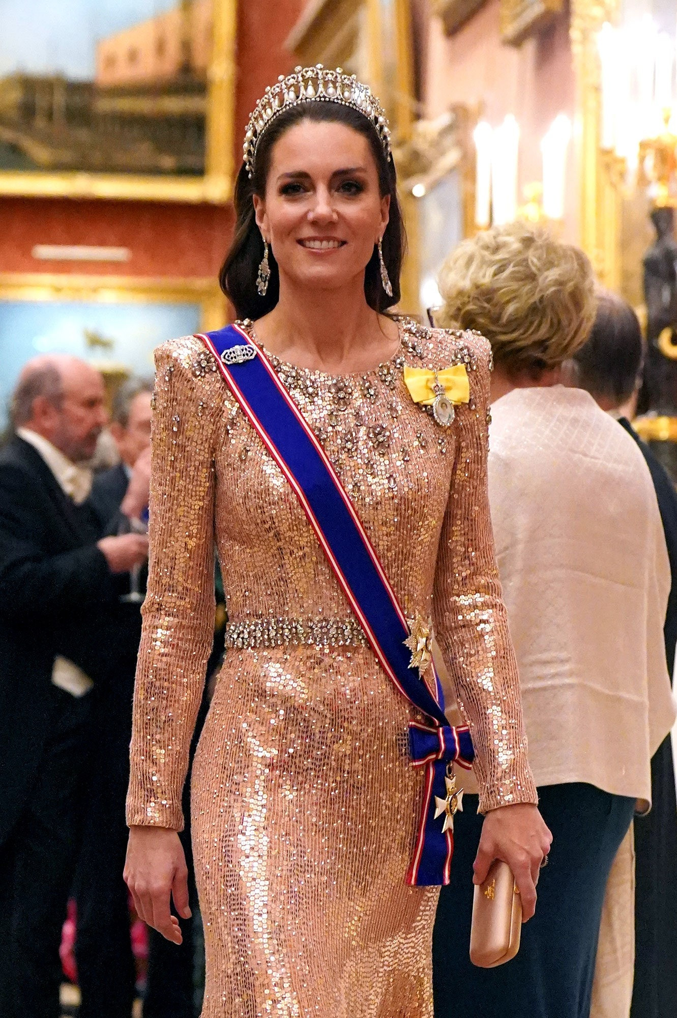 Công nương Kate tỏa sáng trong chiếc váy sequin hồng lấp lánh và vương giả. Ảnh: Getty Images. Công nương Kate tỏa sáng trong chiếc váy sequin hồng lấp lánh và vương giả. Ảnh: Getty Images.