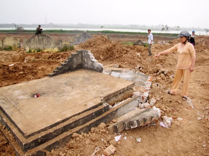 Bà Hạnh bức xúc vì phần mộ của bố chồng bị máy xúc làm vỡ bia. Ảnh: Tuấn Nguyễn