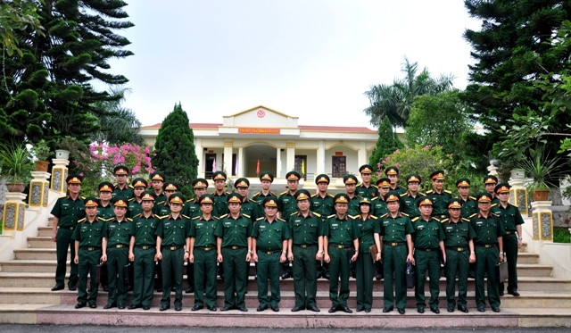 Đoàn kiểm tra do Trung tướng Trần Quang Khuê dẫn đầu chụp ảnh lưu niệm tại Tiểu đoàn 93, BTL Công Binh 