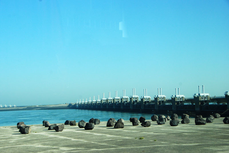 Đê chắn sóng được nhìn từ nhiều góc độ