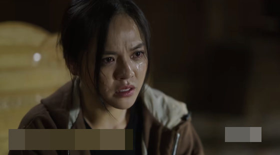 Cảnh khóc bị nhận xét gượng gạo của Thu Quỳnh trong phim Cuộc chiến không giới tuyến. Ảnh: Chụp màn hình.