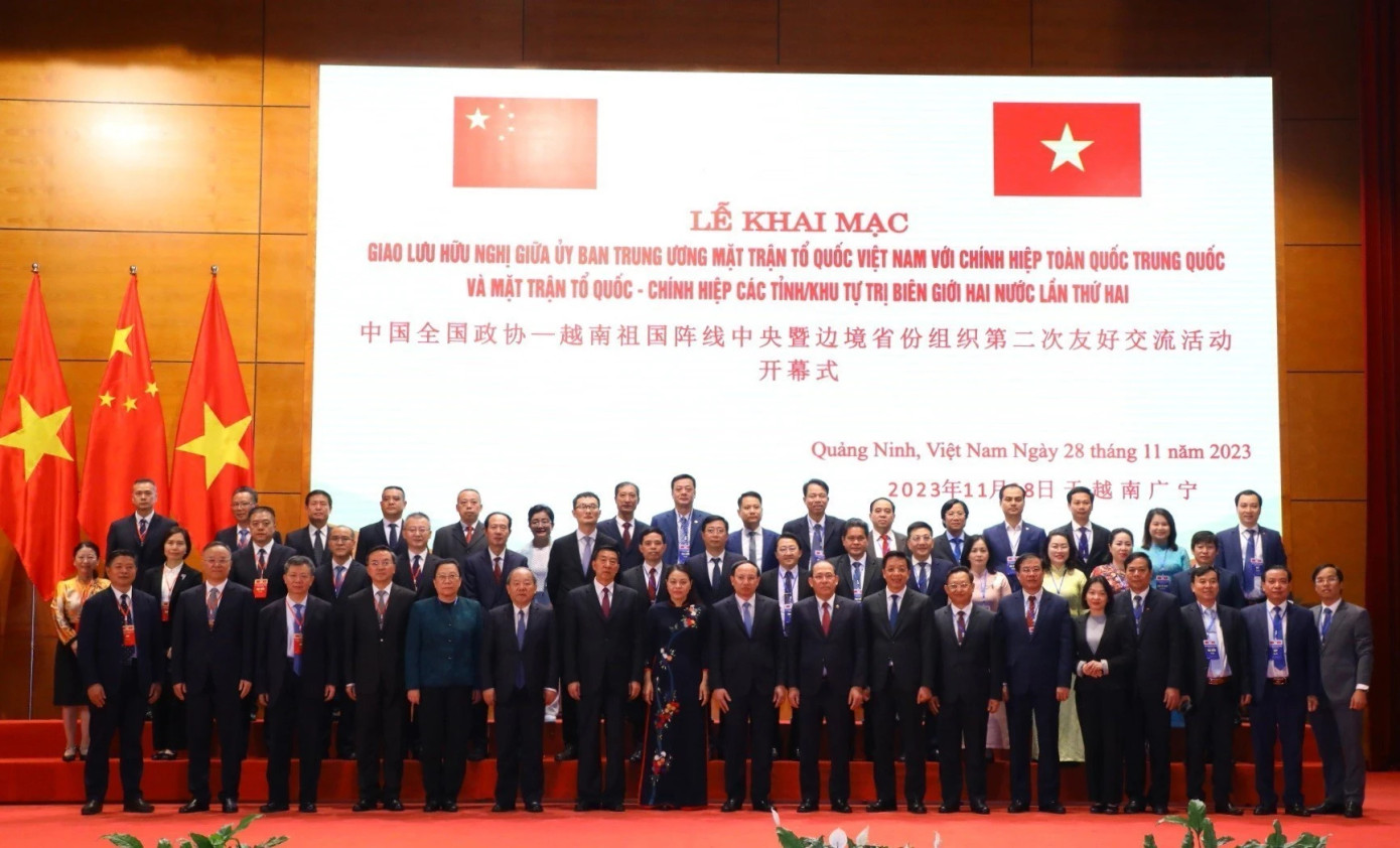 Đại biểu hai nước chụp ảnh chung. (Ảnh: Văn Điệp/TTXVN) Đại biểu hai nước chụp ảnh chung. (Ảnh: Văn Điệp/TTXVN)