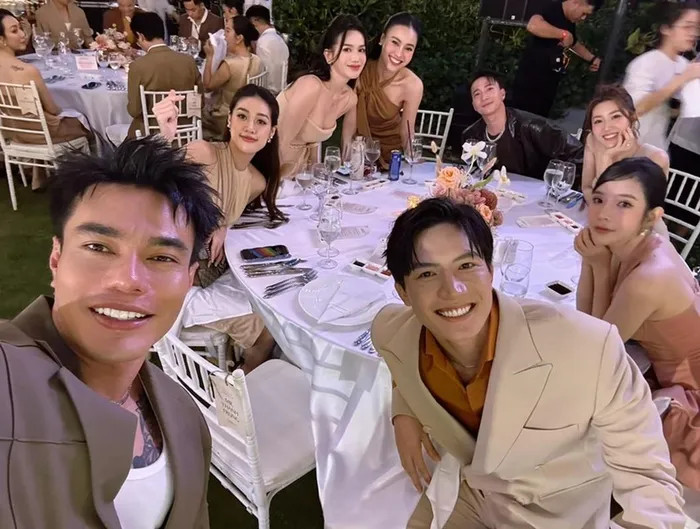 Dàn sao Việt liên tục cập nhật hình ảnh từ đám cưới. Dàn sao Việt liên tục cập nhật hình ảnh từ đám cưới.