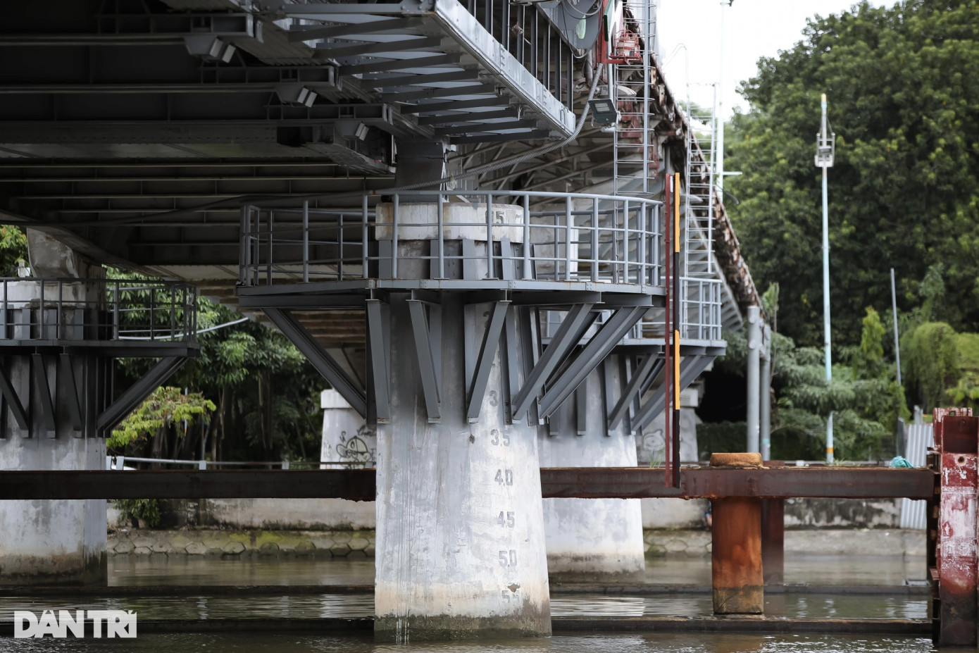 Cầu Tân Thuận 1 có thiết kế 2 mố, 8 trụ.