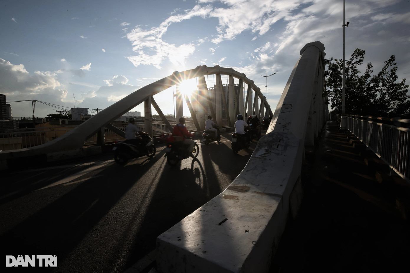 Trải qua nhiều lần sửa chữa sau khi có dấu hiệu xuống cấp, đến năm 2008, cầu được nâng tải trọng lên 30 tấn và chỉ cho phương tiện lưu thông một chiều hướng từ quận 7 sang quận 4.