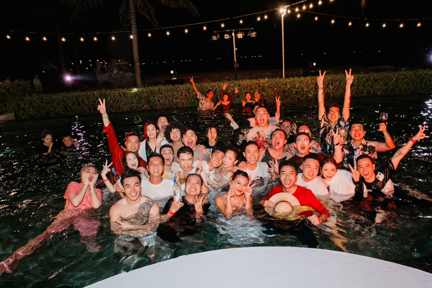 Dàn sao gây bất ngờ khi tổ chức tiệc hóa trang trong đám cưới. Dàn sao gây bất ngờ khi tổ chức tiệc hóa trang trong đám cưới.