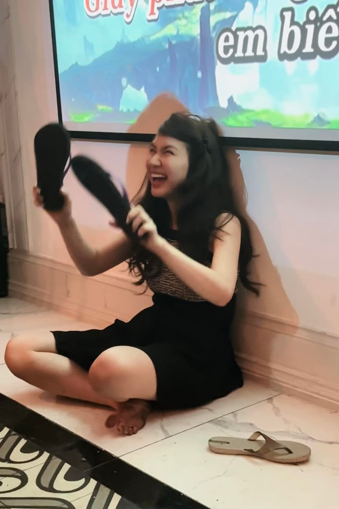 Là một trong những người bạn thân thiết với Gin Tuấn Kiệt và Puka, Hòa Minzy có mặt trong cả lễ vu quy, đám cưới ở Khánh Hòa và tiệc ở TP.HCM. Cô được xem là "cây hài" trong dàn sao khi liên tục nghĩ ra những trò vui để mang lại tiếng cười cho mọi người. Là một trong những người bạn thân thiết với Gin Tuấn Kiệt và Puka, Hòa Minzy có mặt trong cả lễ vu quy, đám cưới ở Khánh Hòa và tiệc ở TP.HCM. Cô được xem là "cây hài" trong dàn sao khi liên tục nghĩ ra những trò vui để mang lại tiếng cười cho mọi người.