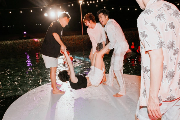 Ban đầu nữ ca sĩ định ra dự cưới rồi trở về nhà trong ngày nhưng sau đó đổi chuyến bay để ở lại chung vui với cặp đôi. Ban đầu nữ ca sĩ định ra dự cưới rồi trở về nhà trong ngày nhưng sau đó đổi chuyến bay để ở lại chung vui với cặp đôi.