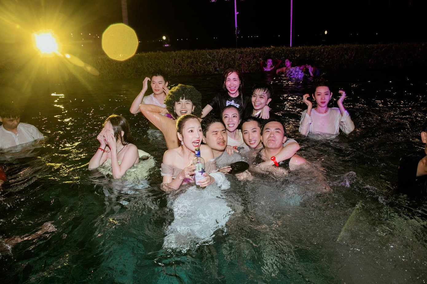 Bản thân chú rể Gin Tuấn Kiệt cũng không hề biết về kế hoạch này. "Thật sự em không hề biết gì. Vợ tôi đã âm thầm chuẩn bị tiết mục để mọi người cosplay nhân vật trong bộ truyện One Piece mà tôi yêu thích. Cảm ơn vợ rất nhiều", Gin Tuấn Kiệt chia sẻ. Bản thân chú rể Gin Tuấn Kiệt cũng không hề biết về kế hoạch này. "Thật sự em không hề biết gì. Vợ tôi đã âm thầm chuẩn bị tiết mục để mọi người cosplay nhân vật trong bộ truyện One Piece mà tôi yêu thích. Cảm ơn vợ rất nhiều", Gin Tuấn Kiệt chia sẻ.