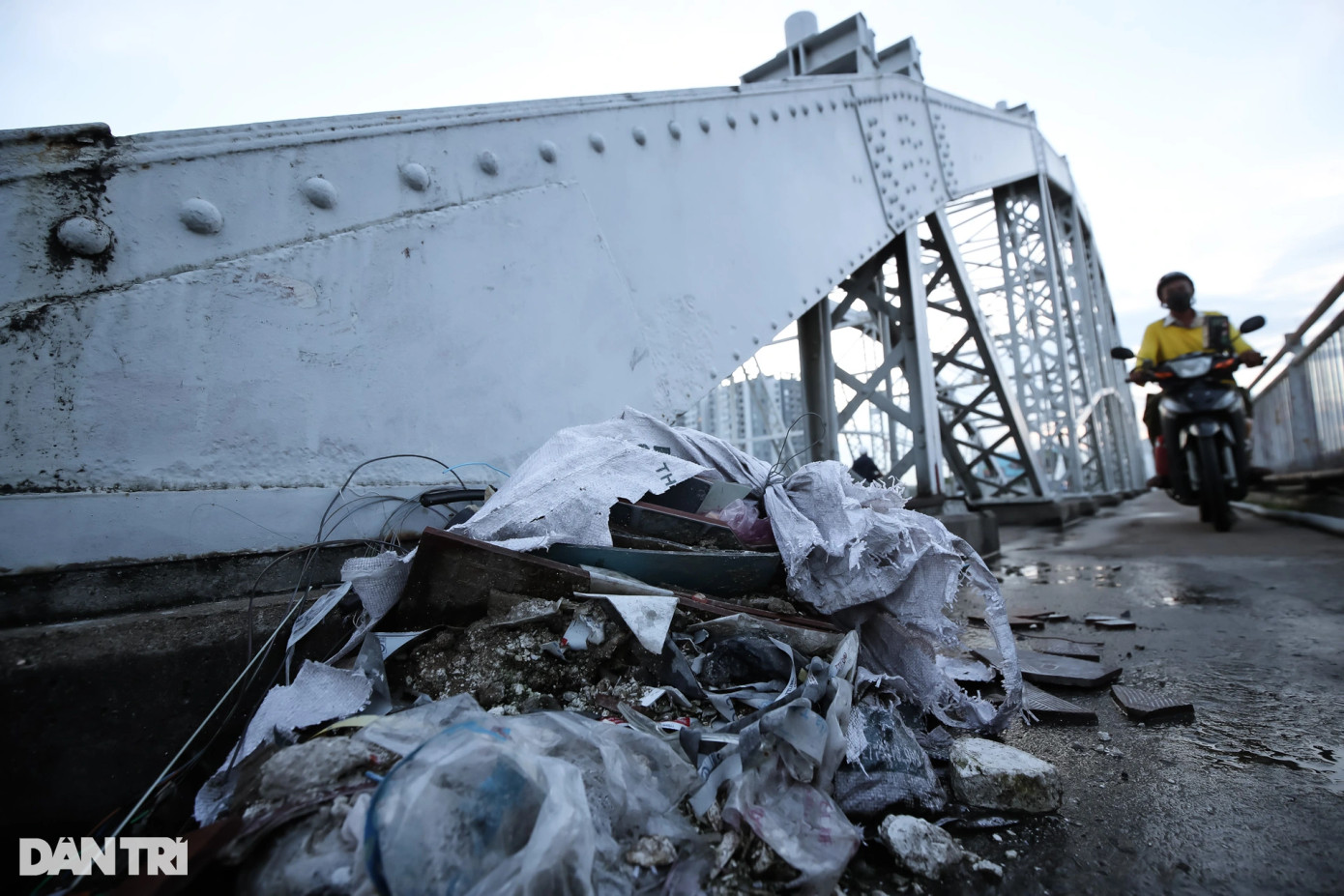 Rác thải nhếch nhác tại lối đi dành cho người đi bộ trên cầu Tân Thuận 1.