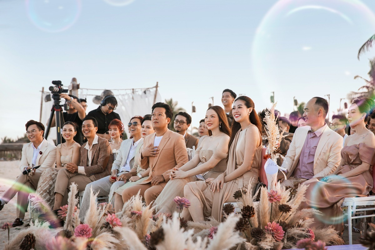 Các nghệ sĩ thân thiết có mặt trong đám cưới của cặp sao gồm Trường Giang, Việt Hương, Lý Nhã Kỳ, Thu Trang, Tiến Luật, Đại Nghĩa, Ngô Kiến Huy, Lê Dương Bảo Lâm, Quang Trung, Jun Phạm, Lan Ngọc, Thúy Ngân, Khánh Vân, Misthy, Lyly, Lâm Vỹ Dạ, Mai Quỳnh Anh, Hòa Minzy, Minh Tú… Các nghệ sĩ thân thiết có mặt trong đám cưới của cặp sao gồm Trường Giang, Việt Hương, Lý Nhã Kỳ, Thu Trang, Tiến Luật, Đại Nghĩa, Ngô Kiến Huy, Lê Dương Bảo Lâm, Quang Trung, Jun Phạm, Lan Ngọc, Thúy Ngân, Khánh Vân, Misthy, Lyly, Lâm Vỹ Dạ, Mai Quỳnh Anh, Hòa Minzy, Minh Tú…