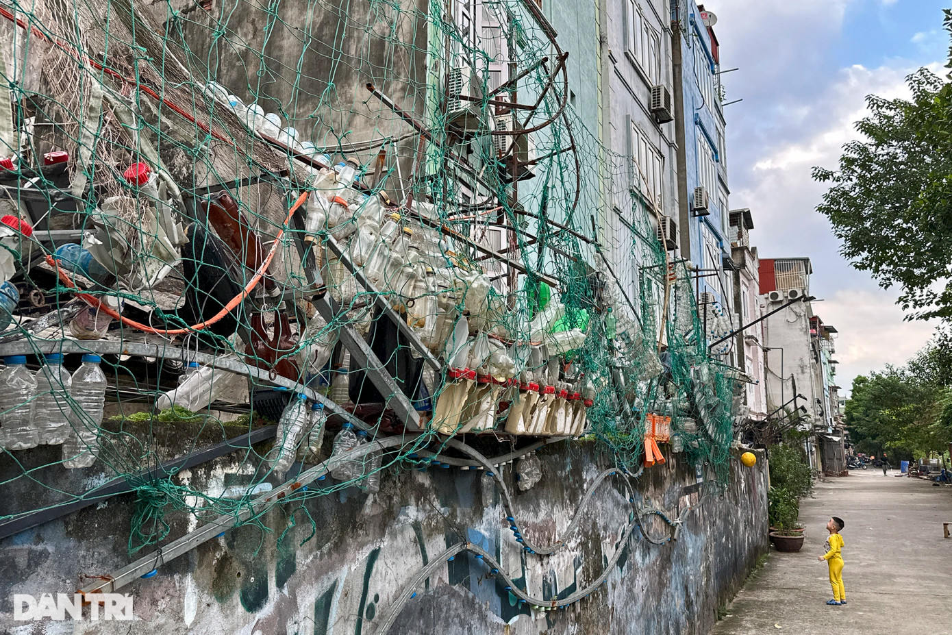 Dự án nghệ thuật công cộng Phúc Tân (Phúc Tân, Hoàn Kiếm) được tạo nên bởi 16 nghệ sỹ tình nguyện, mục đích trở thành điểm tham quan du lịch, mang lại lợi ích về môi trường, văn hóa. Vật liệu chính của các tác phẩm là các loại phế liệu.