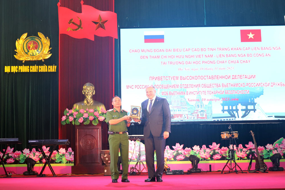 Đồng chí Thượng tướng Kurenkov Aleksandr Vyacheslavovich – Bộ trưởng Bộ Tình trạng khẩn cấp Liên bang Nga tặng quà lưu niệm cho đại diện lãnh đạo Trường Đại học PCCC.