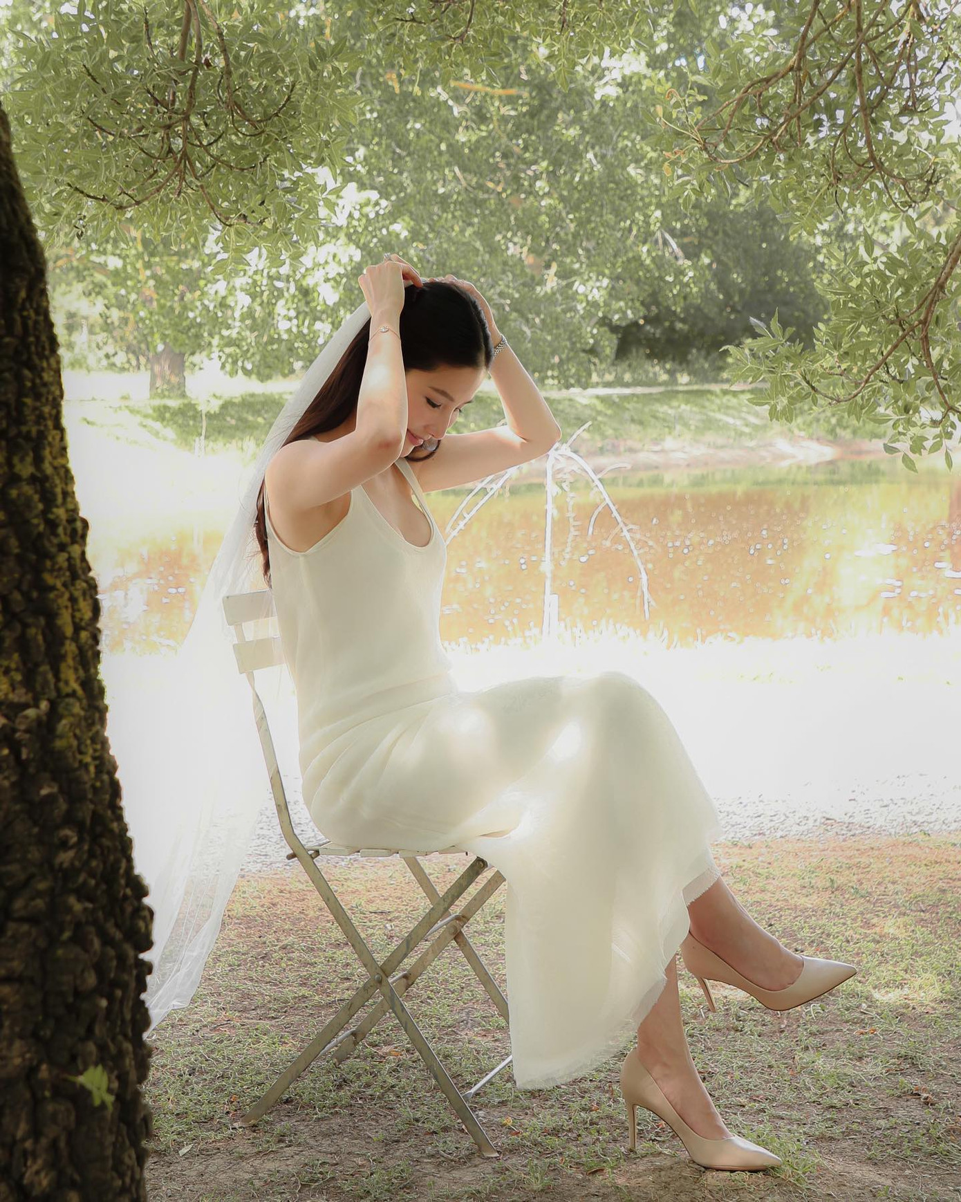 "Anh là ngoại lệ của em. Bộ ảnh chụp những nơi My - Vinh hẹn hò ở Melbourne. Chúng tôi cứ đi thong dong, dừng lại ngắm cảnh hay tấp vào một quán cà phê ven đường, rồi chụp những khoảnh khắc tự nhiên và cảm xúc nhất", Diễm My viết.