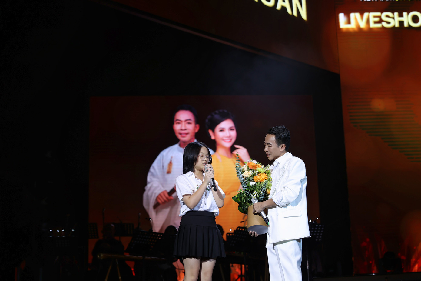 NSƯT Việt Hoàn nhiều lần đưa con gái lên sân khấu biểu diễn. NSƯT Việt Hoàn nhiều lần đưa con gái lên sân khấu biểu diễn.