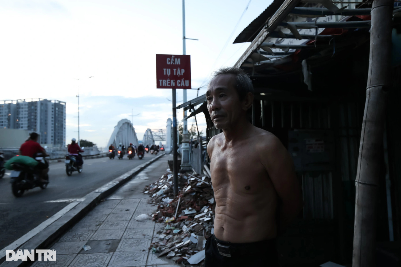 Ông Trịnh Văn Lai (64 tuổi) sống cạnh cầu Tân Thuận 1, trước đây ông Lai làm nghề lái xe chở hàng, ông kể mỗi lần chở hàng cồng kềnh qua cầu, phải đo chiều cao hàng hóa mới được qua."Cây cầu này có nhiều kỷ niệm với tôi lắm, từ những ngày còn trẻ là lái xe chở hàng thuê cho đến bây giờ tôi vẫn xem cây cầu như một thứ không thể thiếu trong tâm thức của tôi và người dân Sài Gòn", ông Lai chia sẻ.