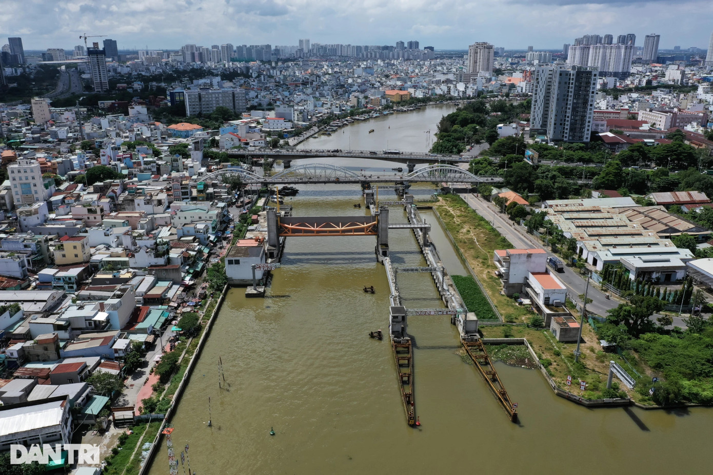 Cầu Tân Thuận 1 được xây dựng từ thời Pháp thuộc vào năm 1905. Tồn tại gần 120 năm, đây là một trong những cây cầu lâu đời nhất TPHCM đến nay vẫn còn được sử dụng.