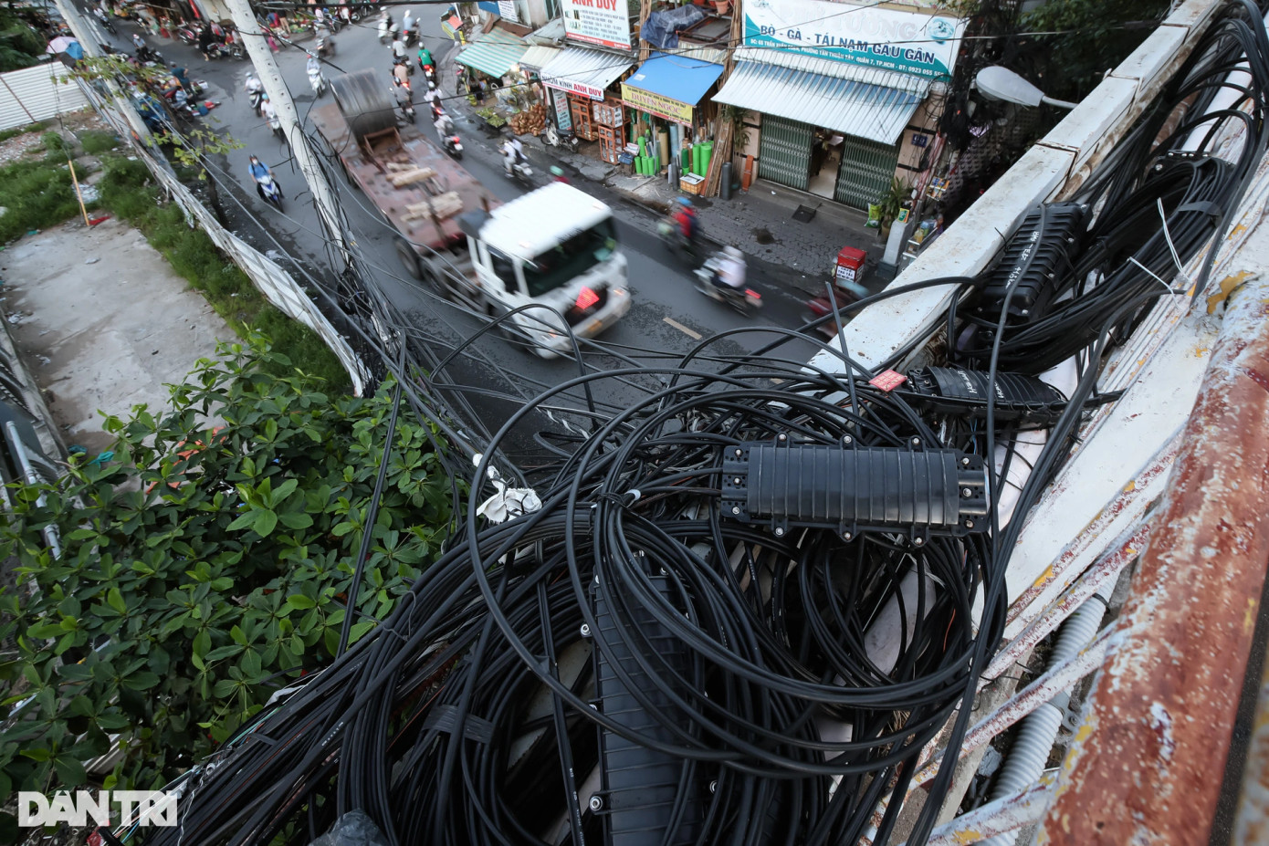Bên hông thành cầu, hệ thống dây điện bó cuộn chằng chịt, được cố định khá tạm bợ, khả năng xảy ra rơi rớt khi mưa to gió lớn, tiềm ẩn nguy cơ gây mất an toàn cho người đi đường.