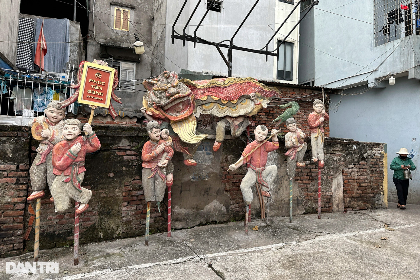 Tác phẩm "Múa lân", tái hiện hình dạng những cây tò he cỡ lớn hiện màu sơn đã bạc, bong tróc phần lớn.