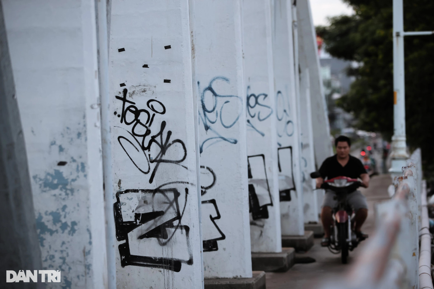 Theo ghi nhận của phóng viên Dân trí, hiện nhiều trụ cầu Tân Thuận 1 bị bôi bẩn bởi những hình vẽ nguệch ngoạc theo phong cách graffiti (vẽ tranh đường phố).
