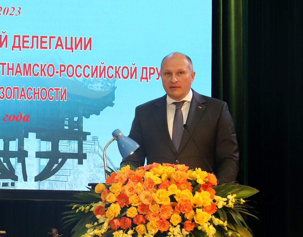 Thượng tướng Kurenkov Aleksandr Vyacheslavovich – Bộ trưởng Bộ Tình trạng khẩn cấp Liên bang Nga phát biểu tại buổi gặp mặt.