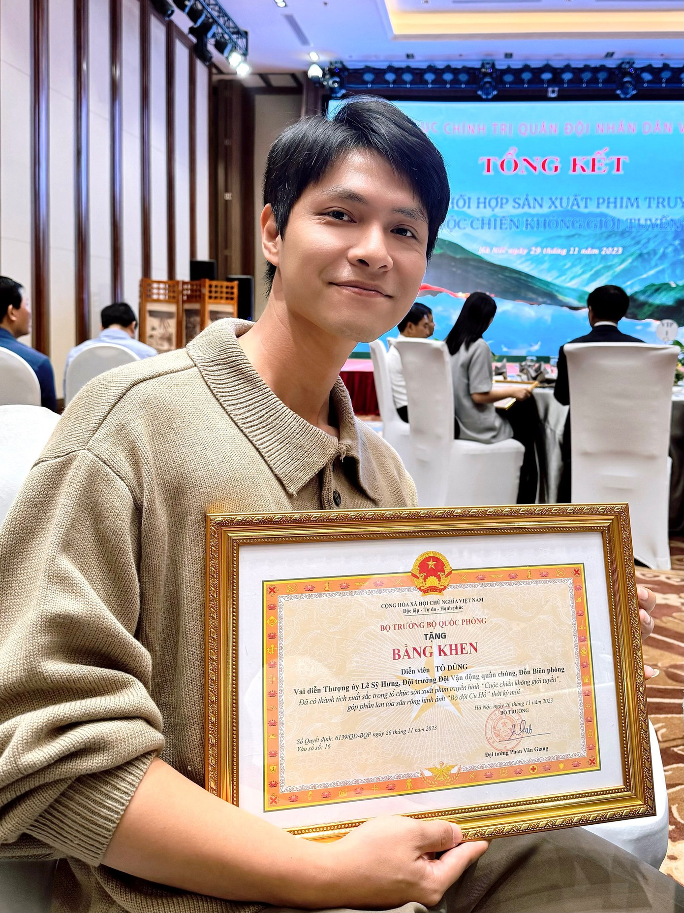 Dàn diễn viên Cuộc chiến không giới tuyến nhận bằng khen.