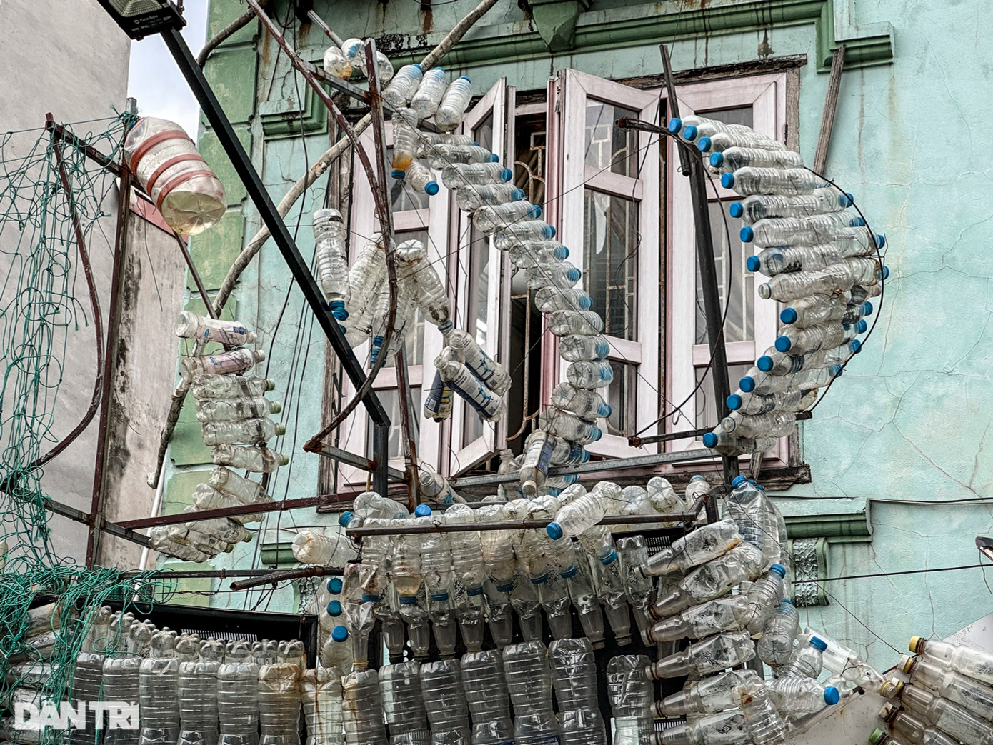 "Thuyền" được dùng từ các loại chai nhựa, hộp dầu nhớt đã qua sử dụng gắn lên khung sắt. Tác phẩm "Thuyền" đã hỏng hoàn toàn, giờ đây lại trở thành rác trong không gian nghệ thuật Phúc Tân.