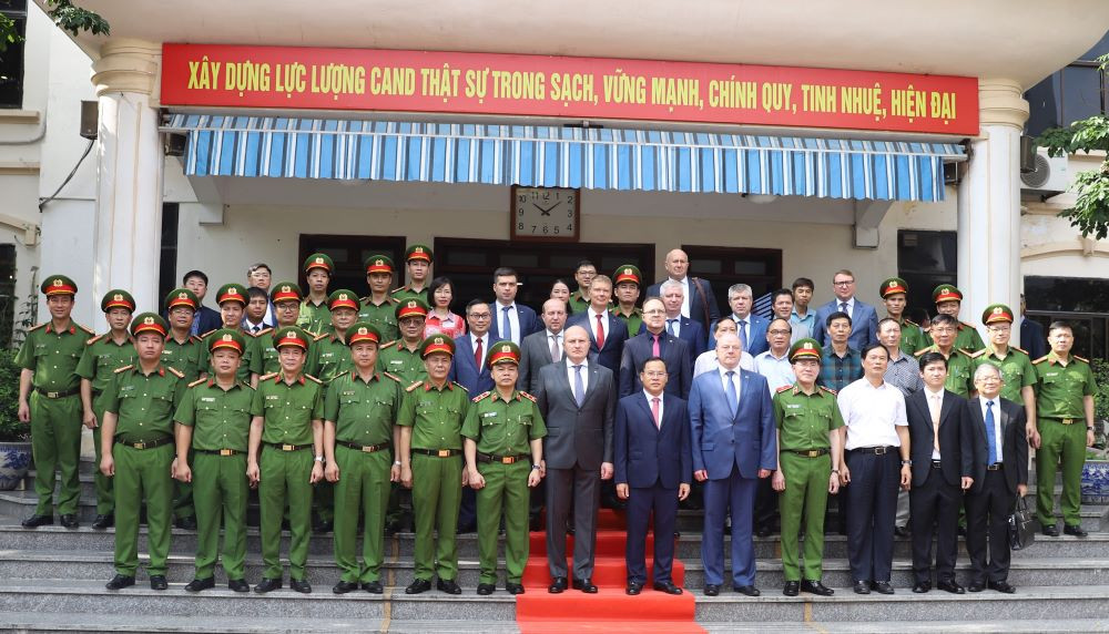 Các đồng chí lãnh đạo và đại biểu chụp ảnh lưu niệm tại Trường Đại học PCCC.