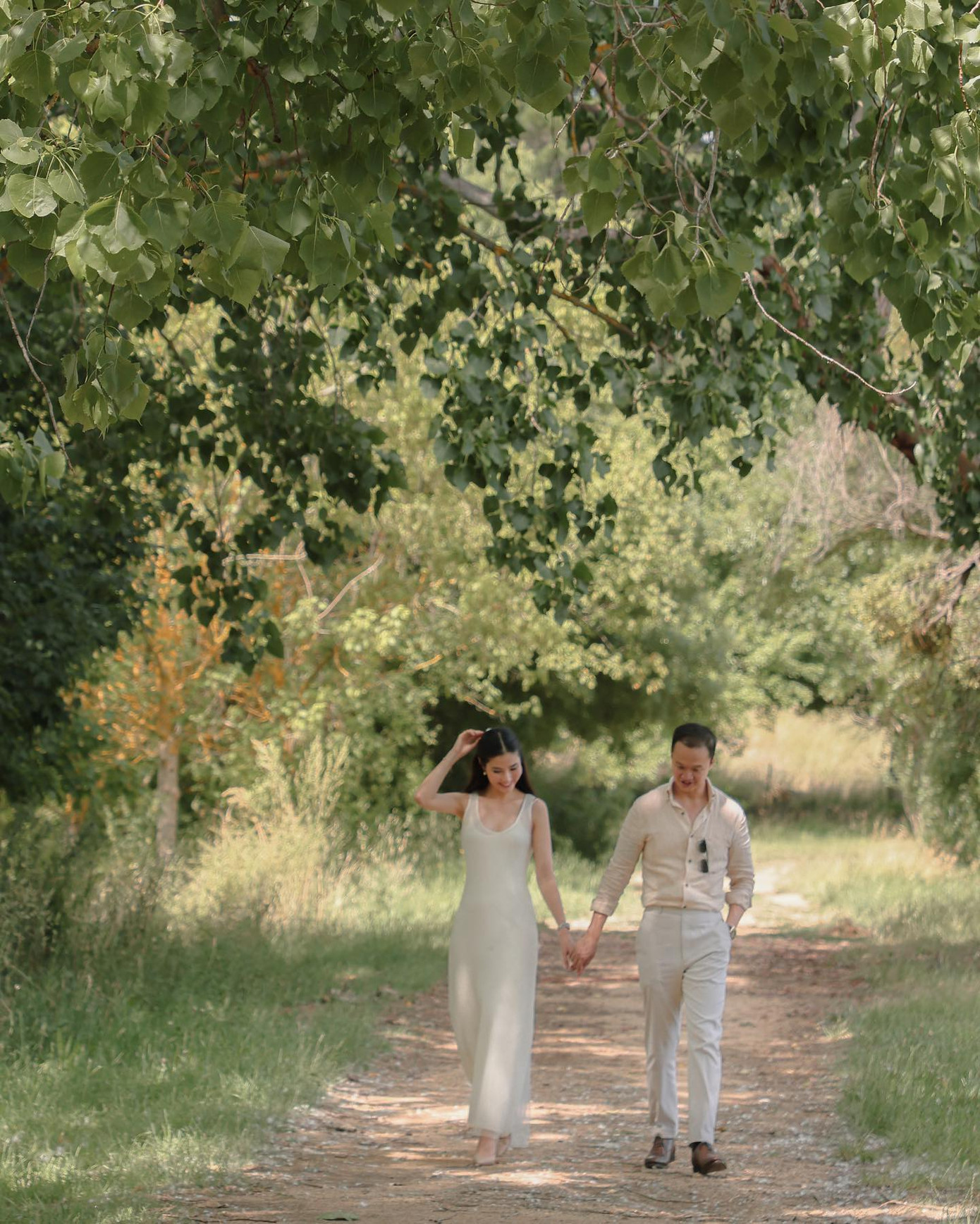 Diễm My 9X và doanh nhân Vinh Nguyễn gặp nhau lần đầu khi cùng dự một liên hoan phim tại Melbourne. Họ cảm mến nhau và bắt đầu hẹn hò.